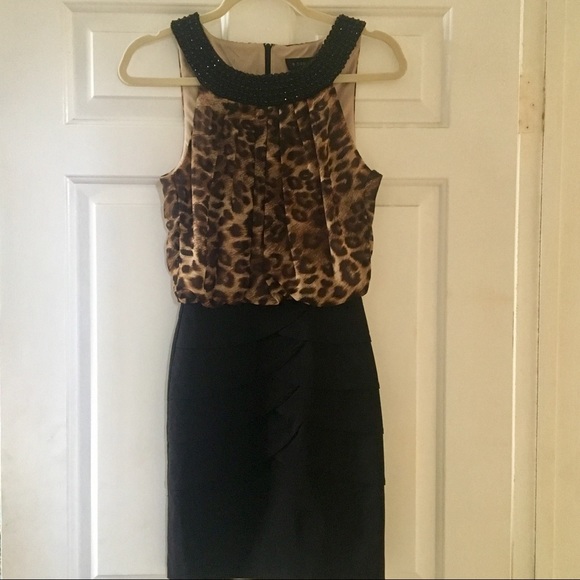 Cheetah print dress with embellished collar - Picture 2 of 6