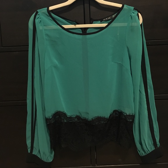 Peacock Green top from Francesca's. - Picture 1 of 2