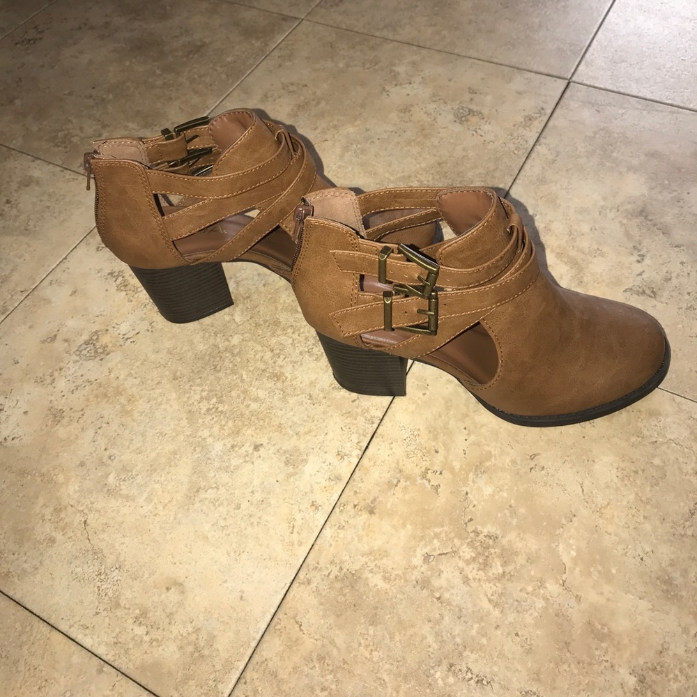 Cute tan boots!!