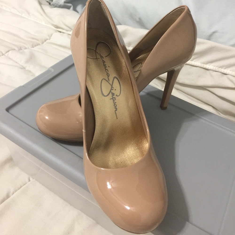 Jessica Simpson pumps
