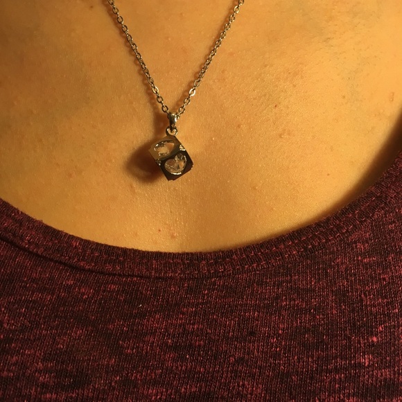 Captured diamond heart necklace - Picture 3 of 7