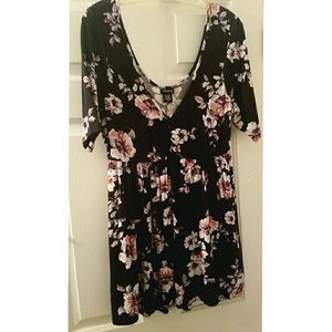 TORRID/top/blck&floral/babydoll/cinched