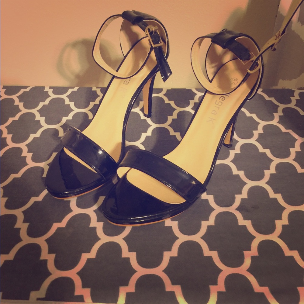 Woman high heel sandals black