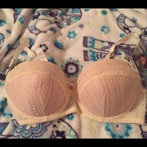 Daisy Fuentes Intimates. 38D Bra