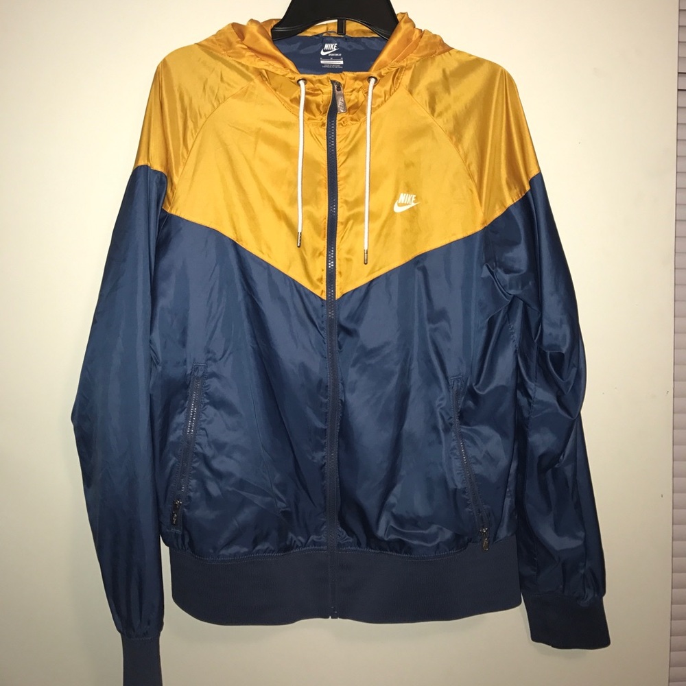 Nike windbreaker! Men's or women's 💙 make offers