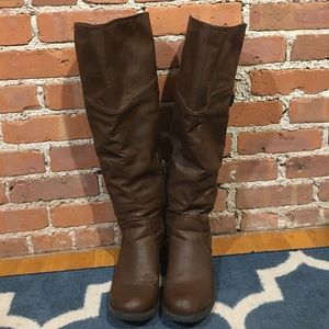 Knee high brown boots, size 8.5W