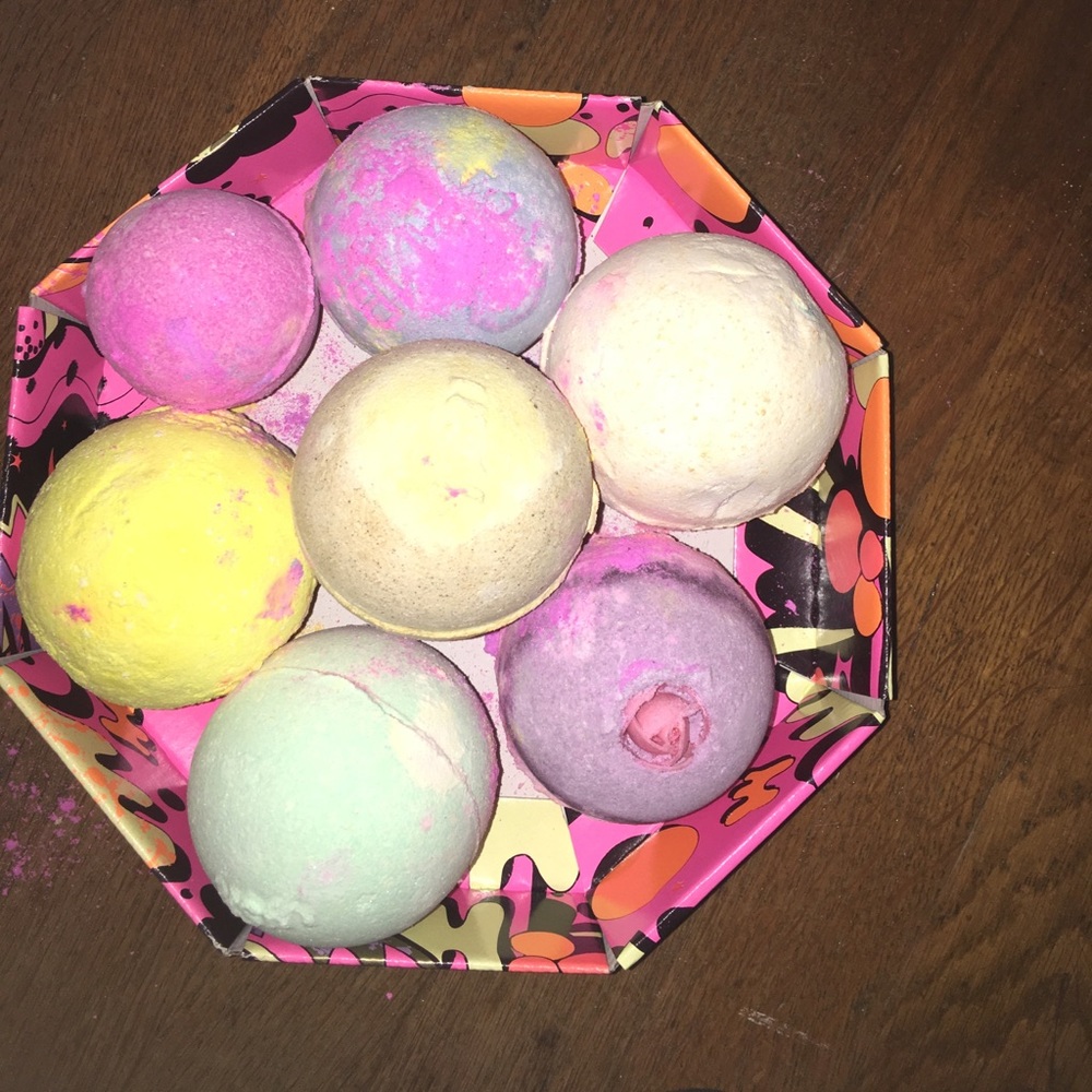 7 lush bath bombs