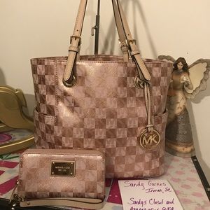 Excellent condition Michael Kors checker board set