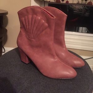 B.A.I.T. Footwear Shell-tale Signs bootie sz 8
