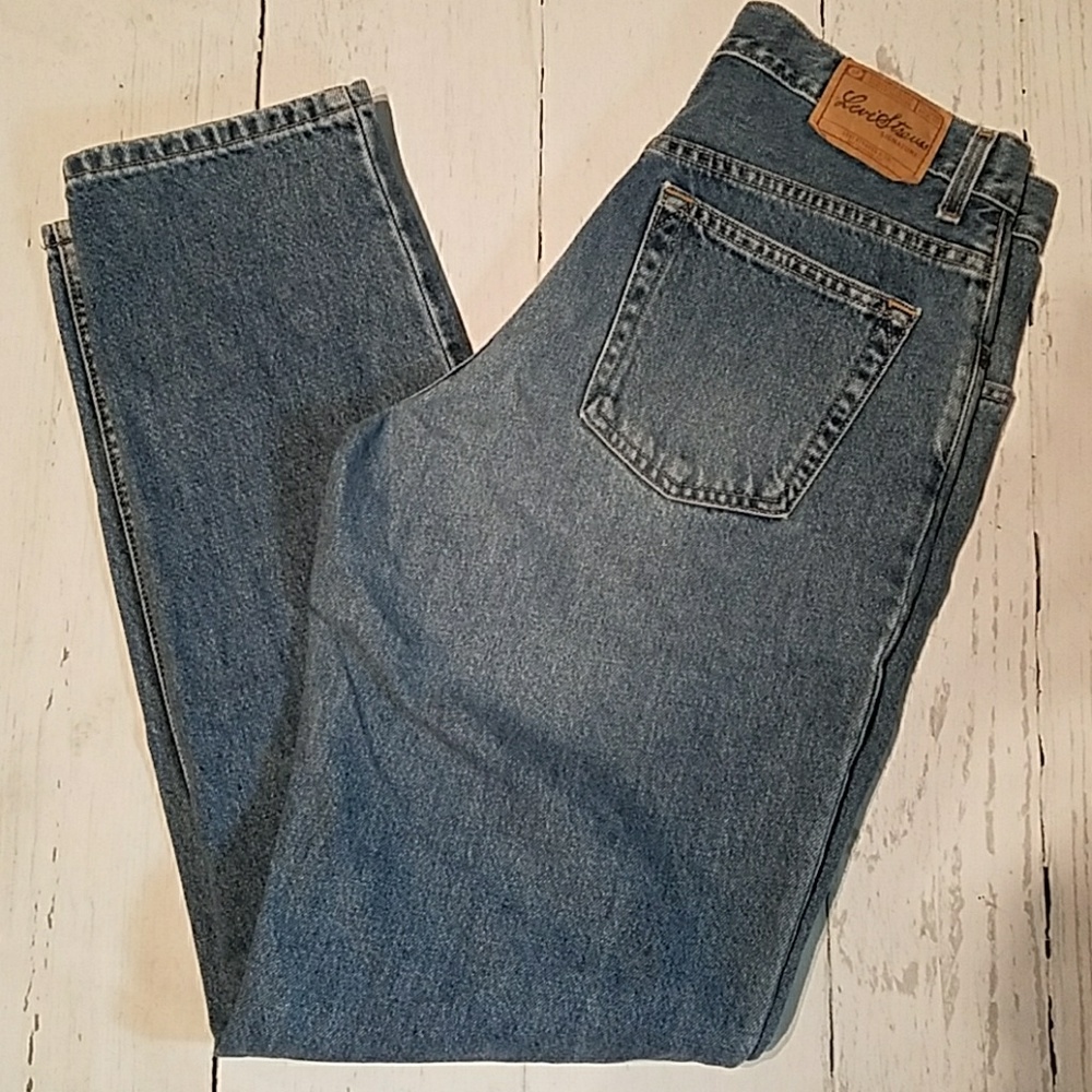 Levis Relaxed Fit High Waisted Mom Jeans