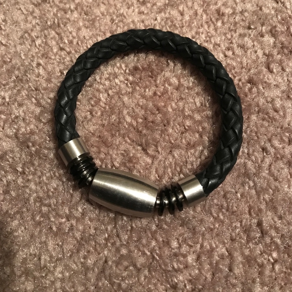 Men’s leather and stainless steel bracelet