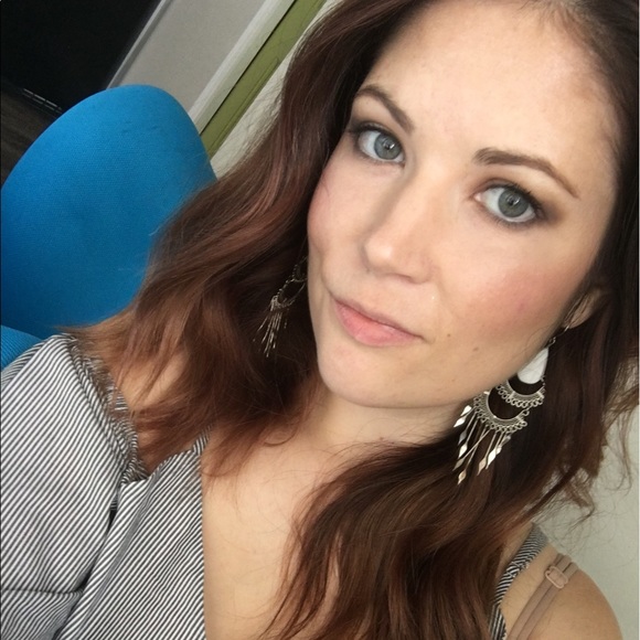 Meet your Posher, Cassandra - Picture 2 of 2