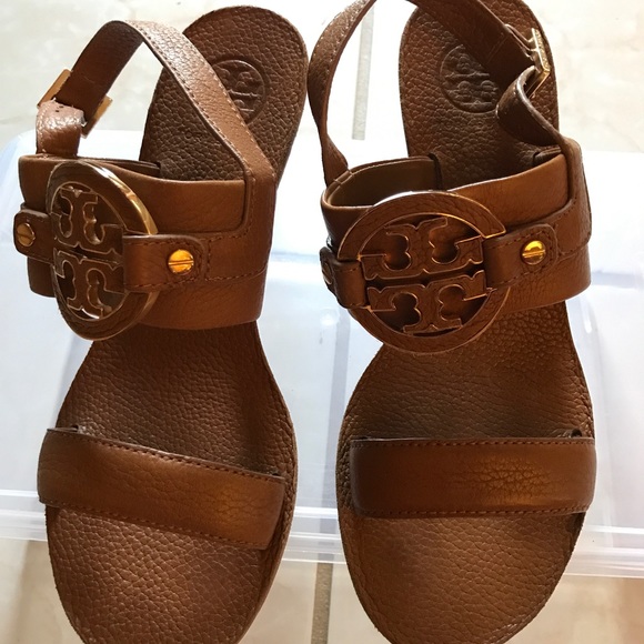 ✨SOLD ✨Tory Burch Amanda Mid-Wedge Sandal. - Picture 2 of 6
