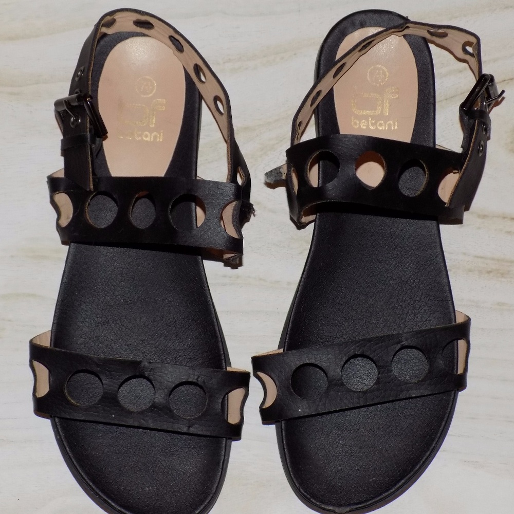 betani (BF) holey sandals