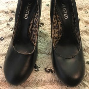 Black UNLISTED pumps