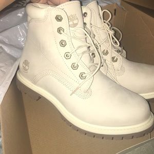 Women’s timberland boots BNWT!