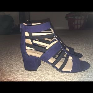 size 7 1/2. navy blue open toed low heel