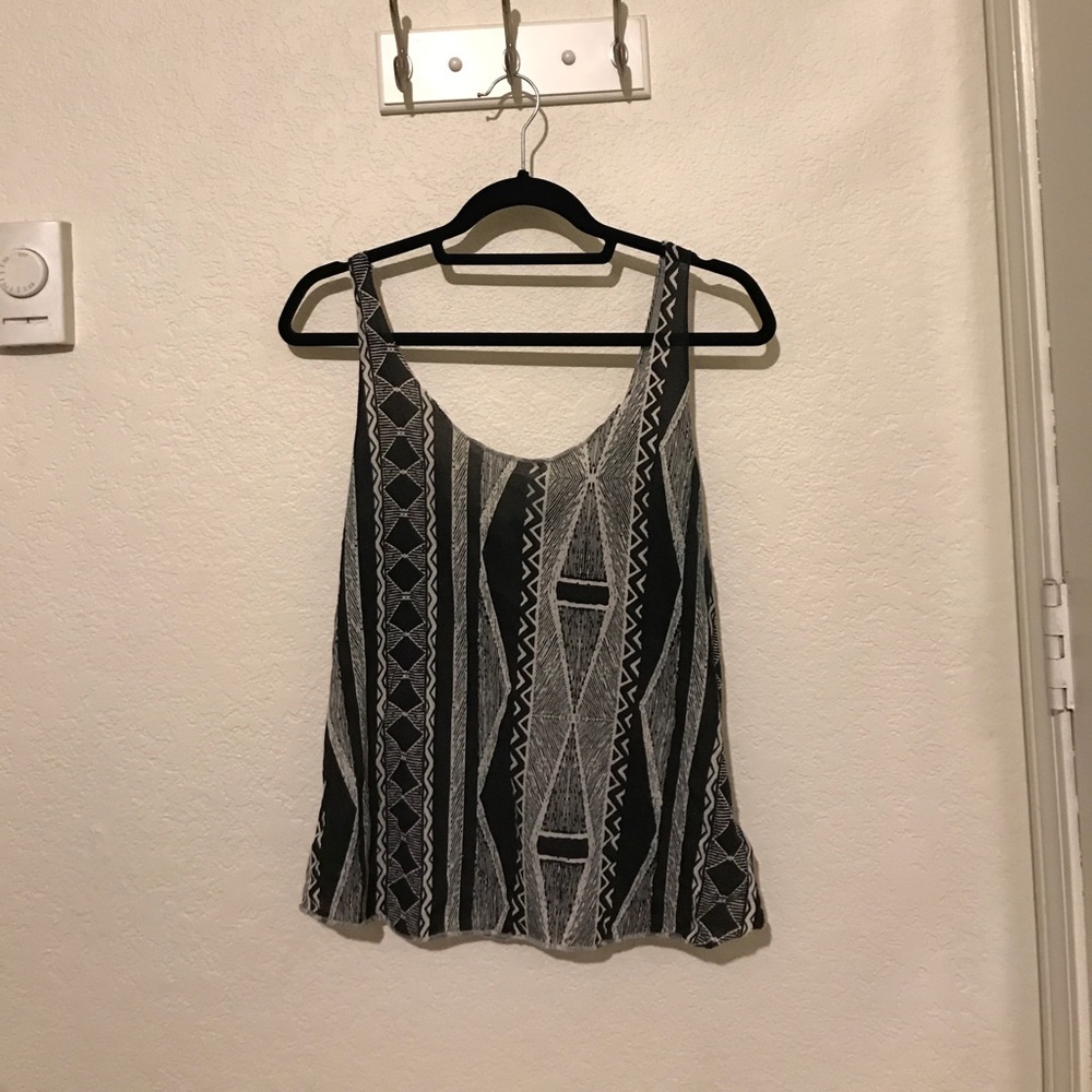 Geometric pattern tank