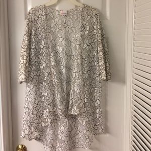 🦄🦄 LuLaRoe Lace Lindsey Small Silver and Black
