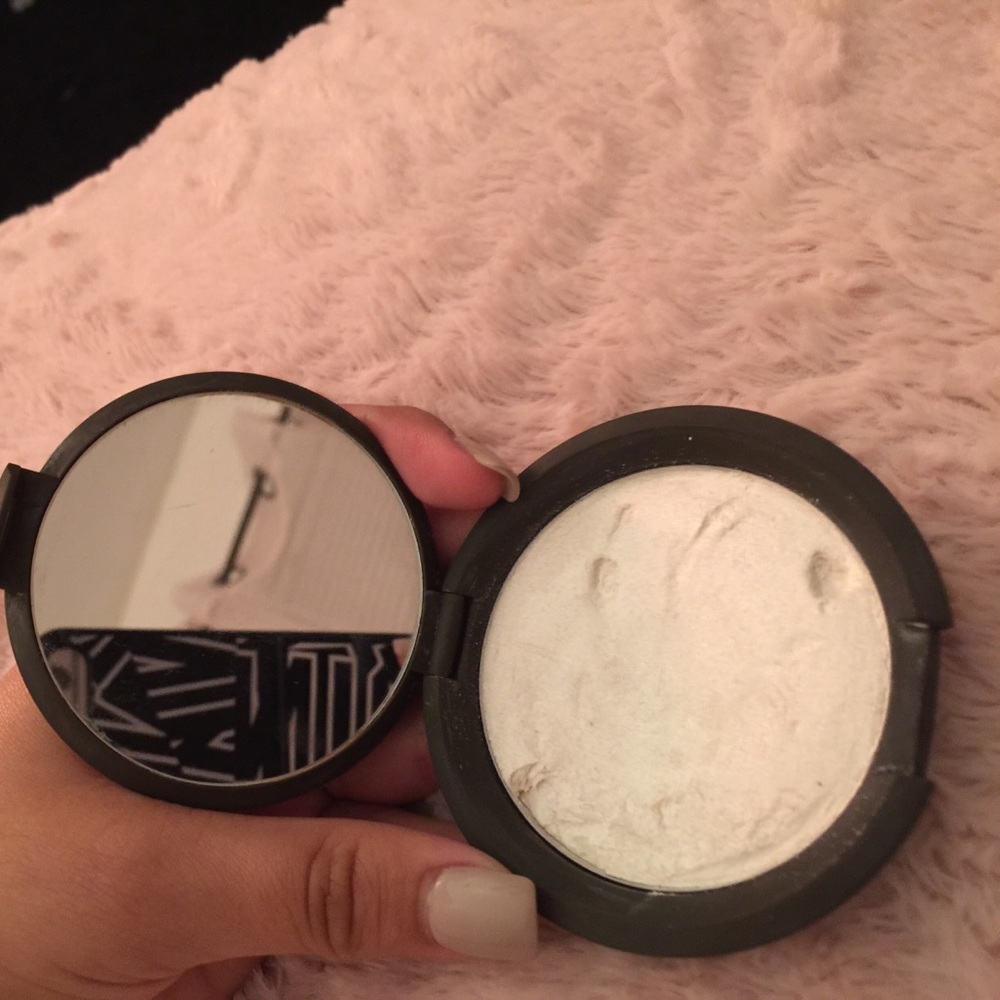 Becca highlighter in pearl
