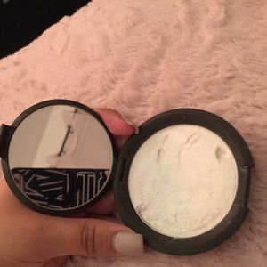 Becca highlighter in pearl