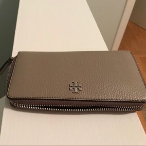 Tory Burch Mercer Pebbled Leather Zip Wallet