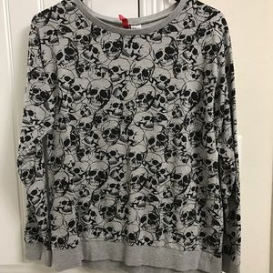 EUC skull gray sweatshirt EUC skull gray sweatshirt