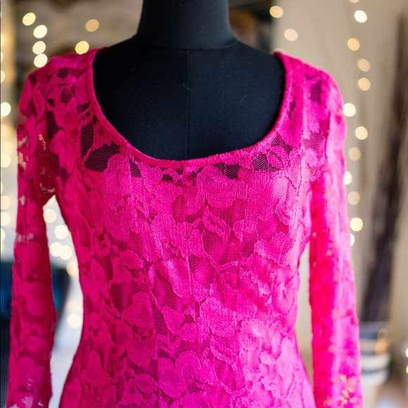 Hot fuchsia knee length lace dress with lining - Picture 2 of 5