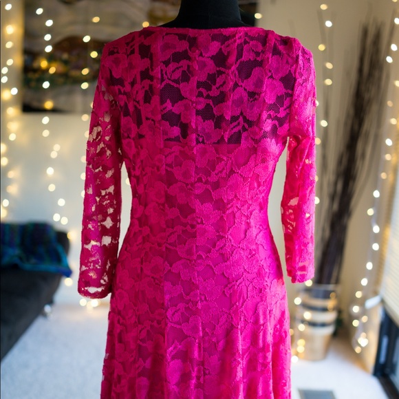 Hot fuchsia knee length lace dress with lining - Picture 4 of 5