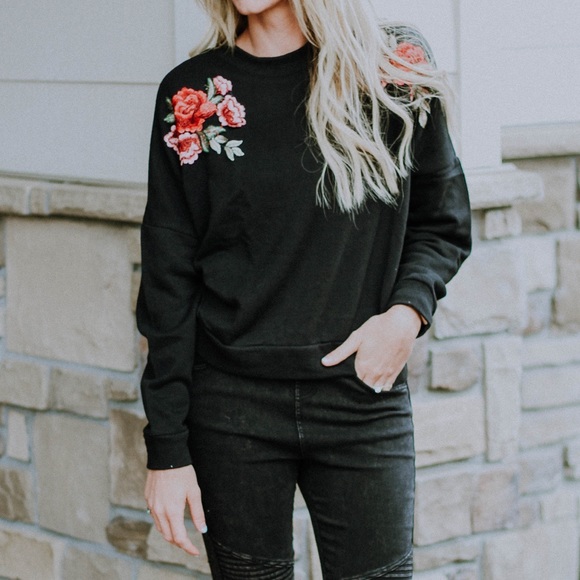 Gorgeous crop sweater! Black - Picture 2 of 4