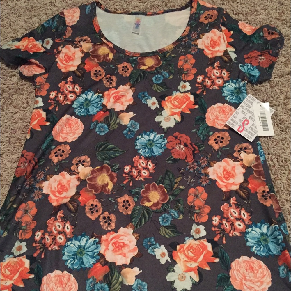 LuLaRoe Classic T - BNWT - slinky material