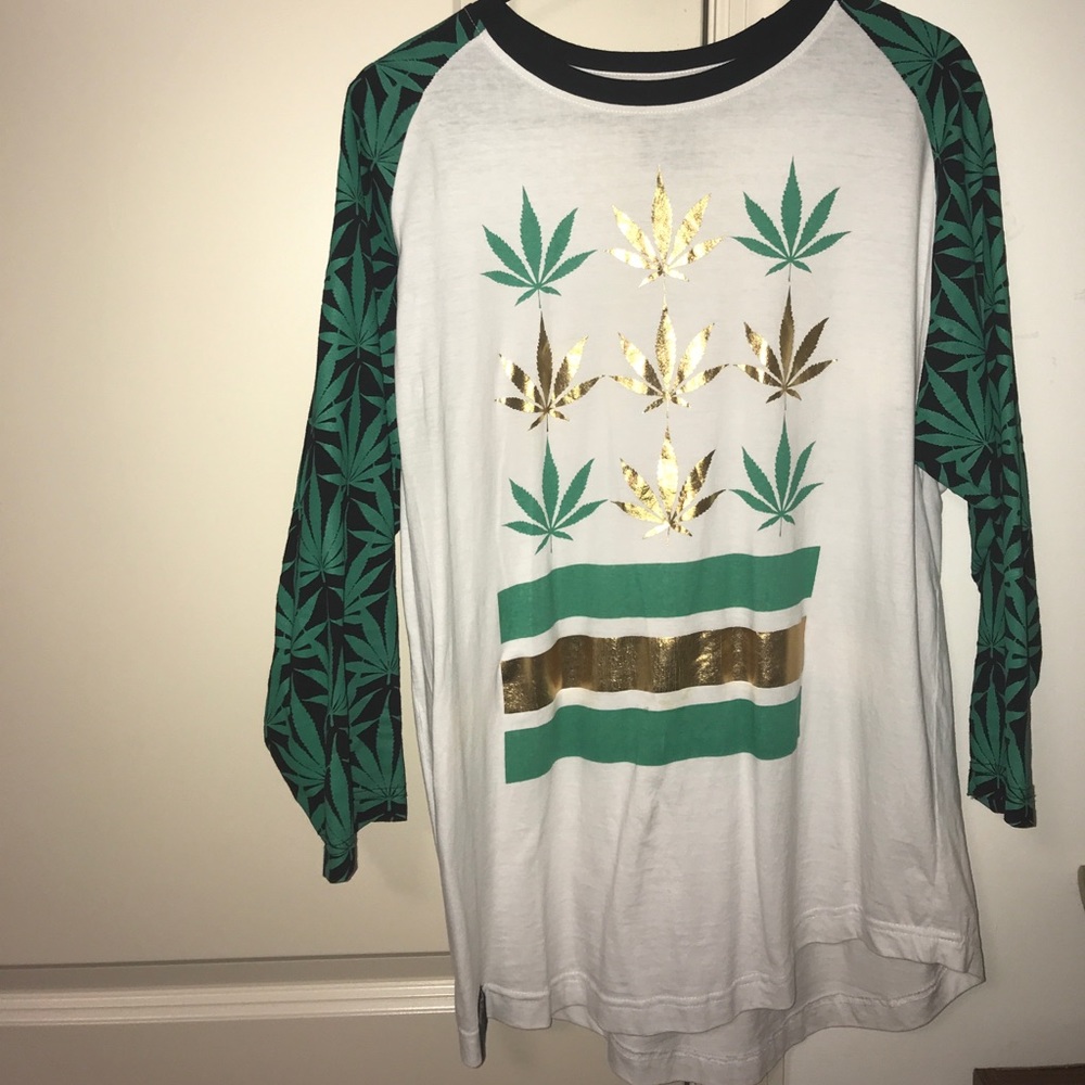 Weed shirt 🍃❤️ only worn once