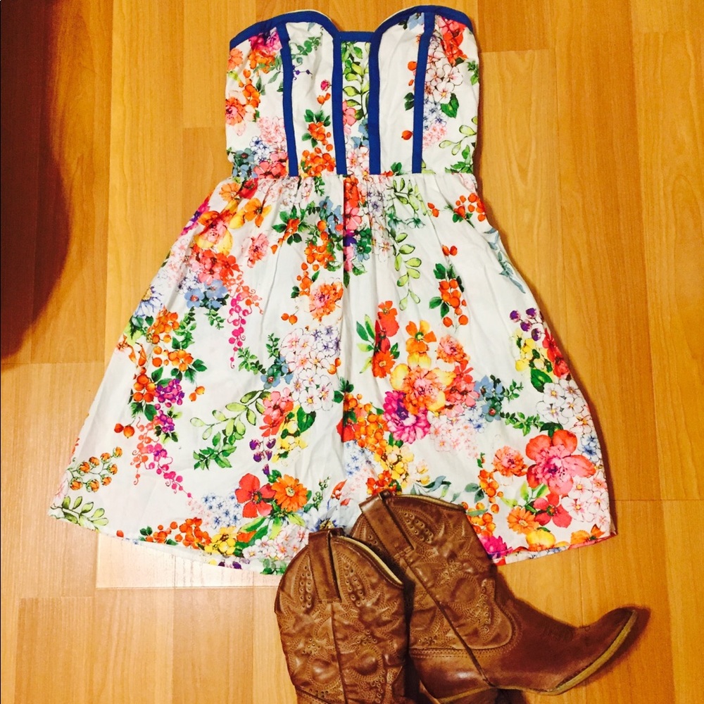 Country flare! Fun, flirty dress 👗