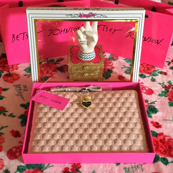 ❗️SOLD❗️ NWT Betsey Johnson Pink Large Wristlet - Picture 1 of 7