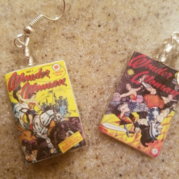 Wonder Woman Comic Book Earrings - Picture 1 of 2