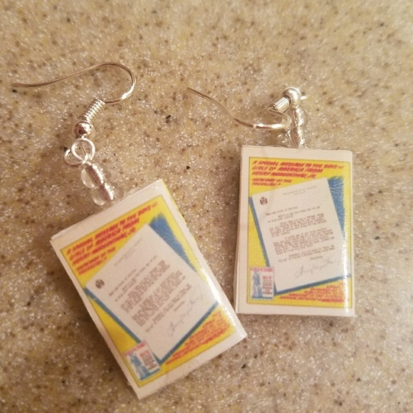 Wonder Woman Comic Book Earrings - Picture 2 of 2