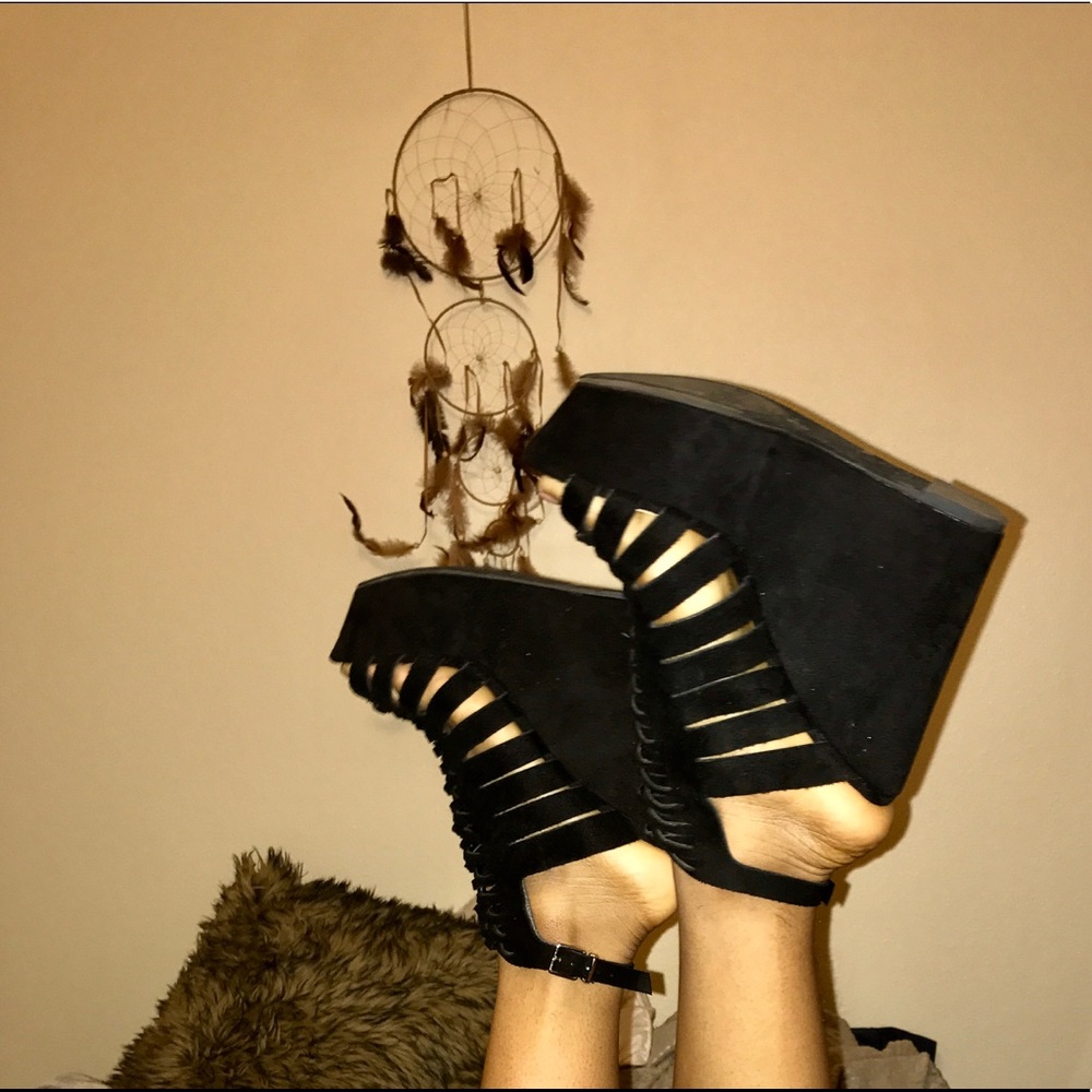 Black wedges