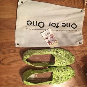 TOMS lime green women's size 10 knit shoes