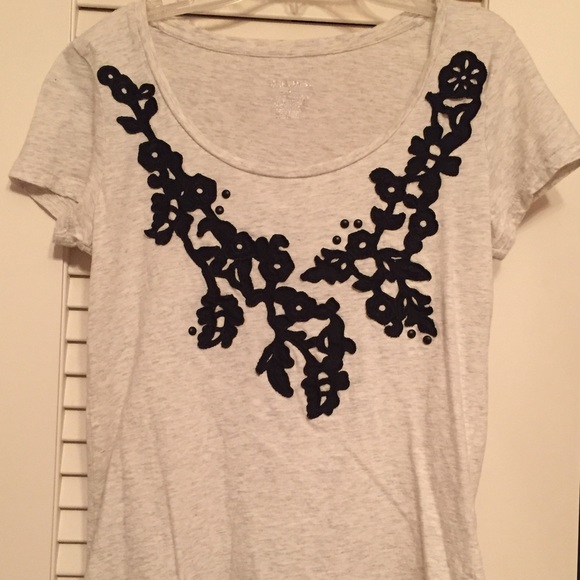 Gray floral design tee! - Picture 1 of 3