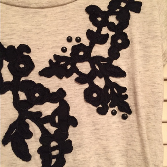 Gray floral design tee! - Picture 2 of 3