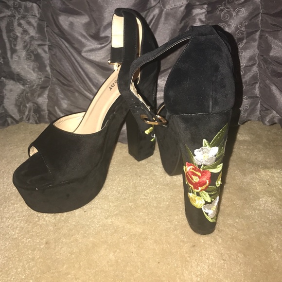 Velvet strappy platform floral heels - Picture 2 of 3