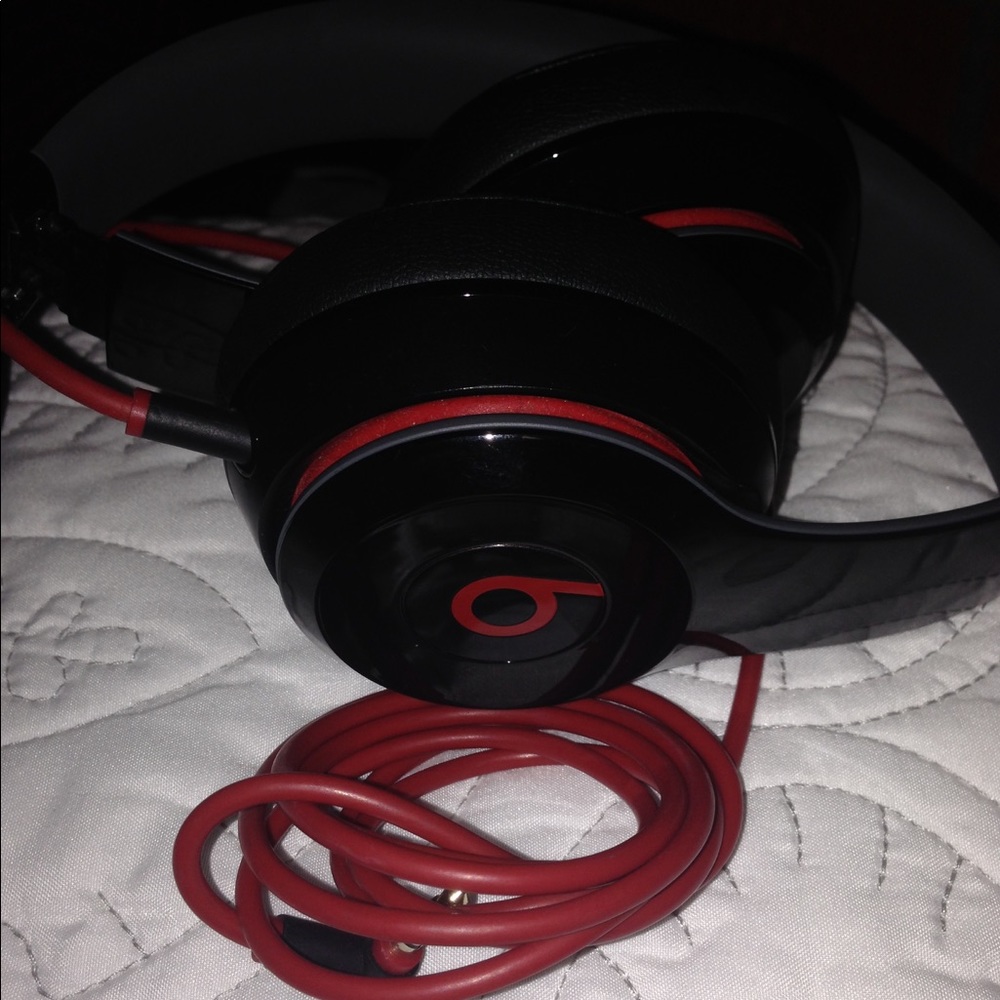 Solo Beats w aux chord and carrying case!