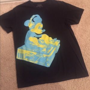 MENS MEDIUM MICKEY SHIRT!