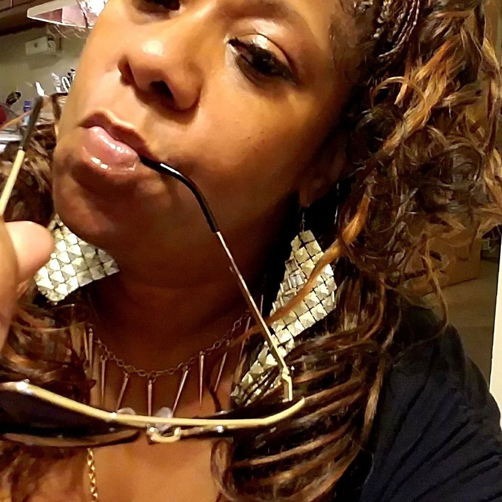 Meet your Posher, Emmia