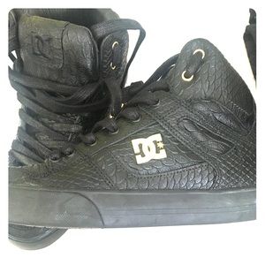 Black and gold DC shoes hi-tops!
