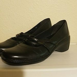 Black heeled slip on Clark's w/ cute straps