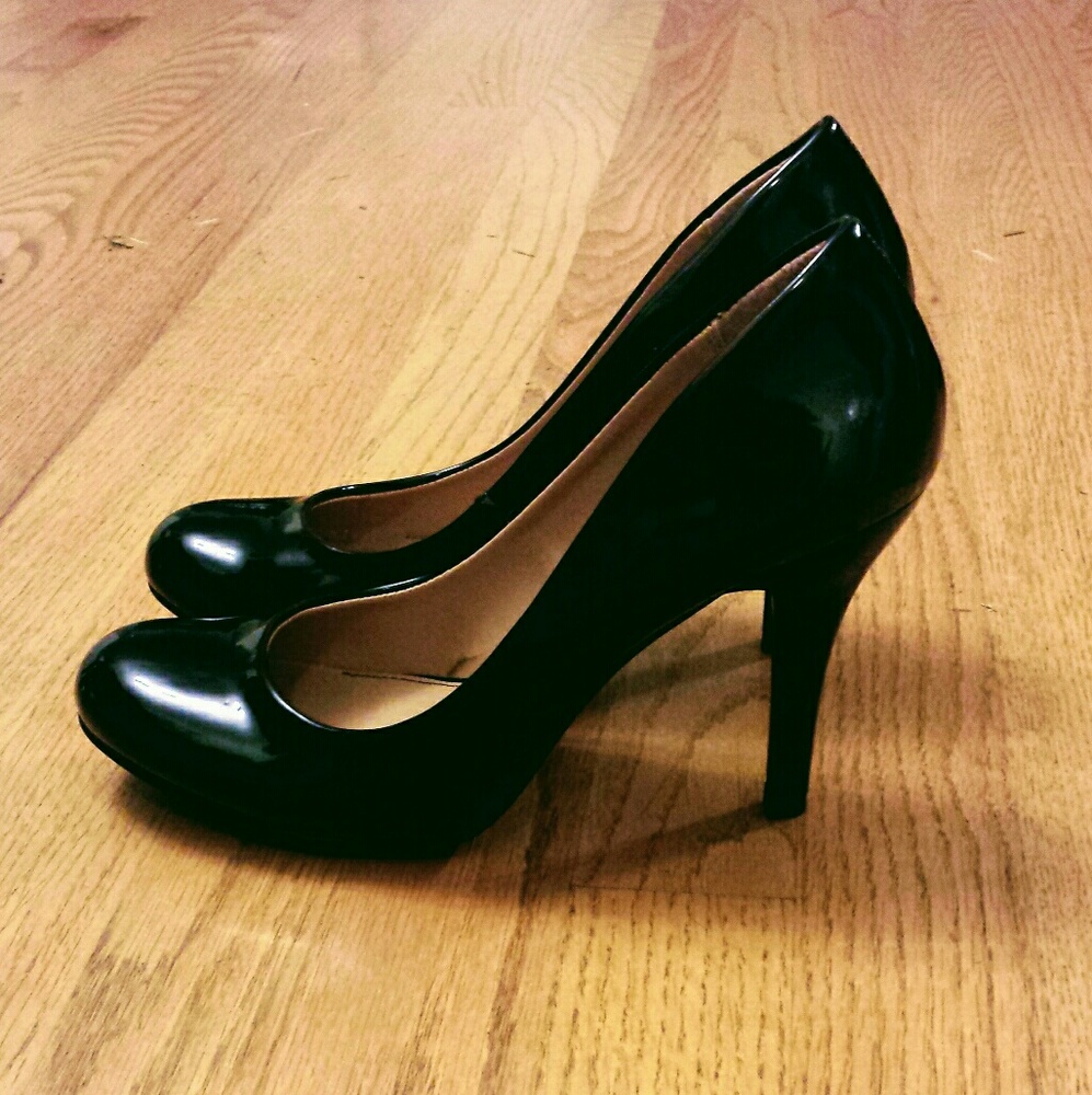 Black pumps