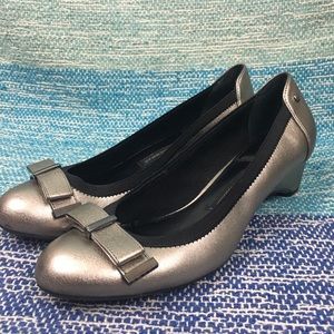Dana Buchman Silver Metallic Bow Pumps Heels Shoe Dana Buchman Silver Metallic Bow Pumps Heels Shoe