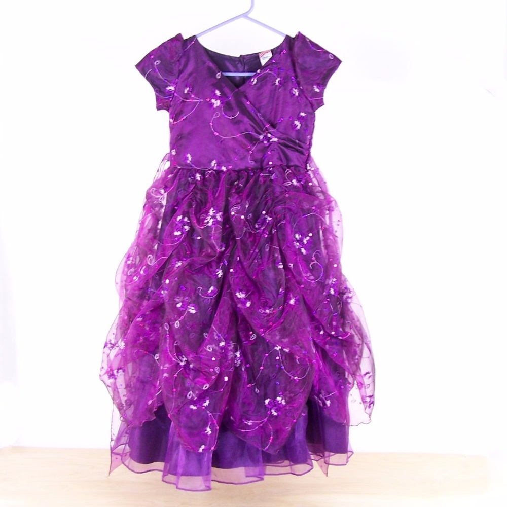 GIRLS SIZE 8 PURPLE FORMAL DRESS. NEW