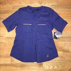 Jaanuu button down scrub top